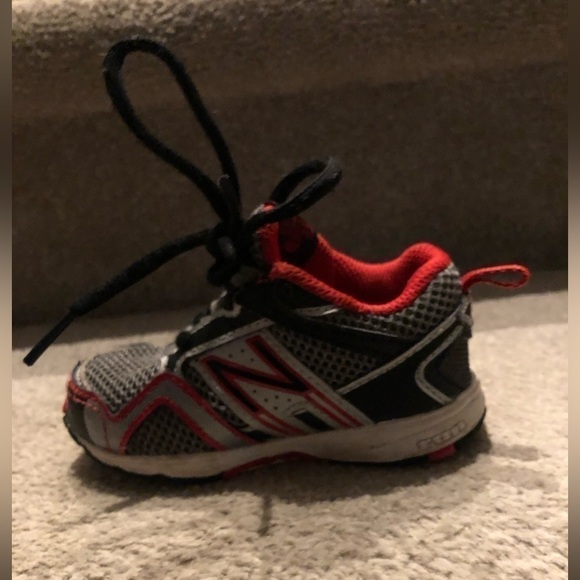 Euc Toddler New Balance Sneakers 🛍️🛍️5/25 kids clothes - Picture 3 of 3